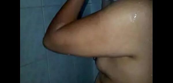  mujer mexicana gorda en el baño